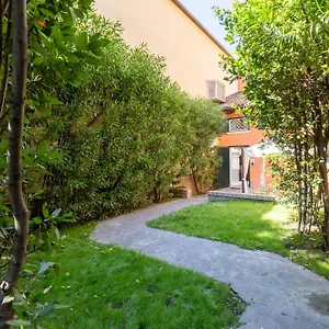 Isaia Garden -private Garden Bath Bolognarooms Holiday home